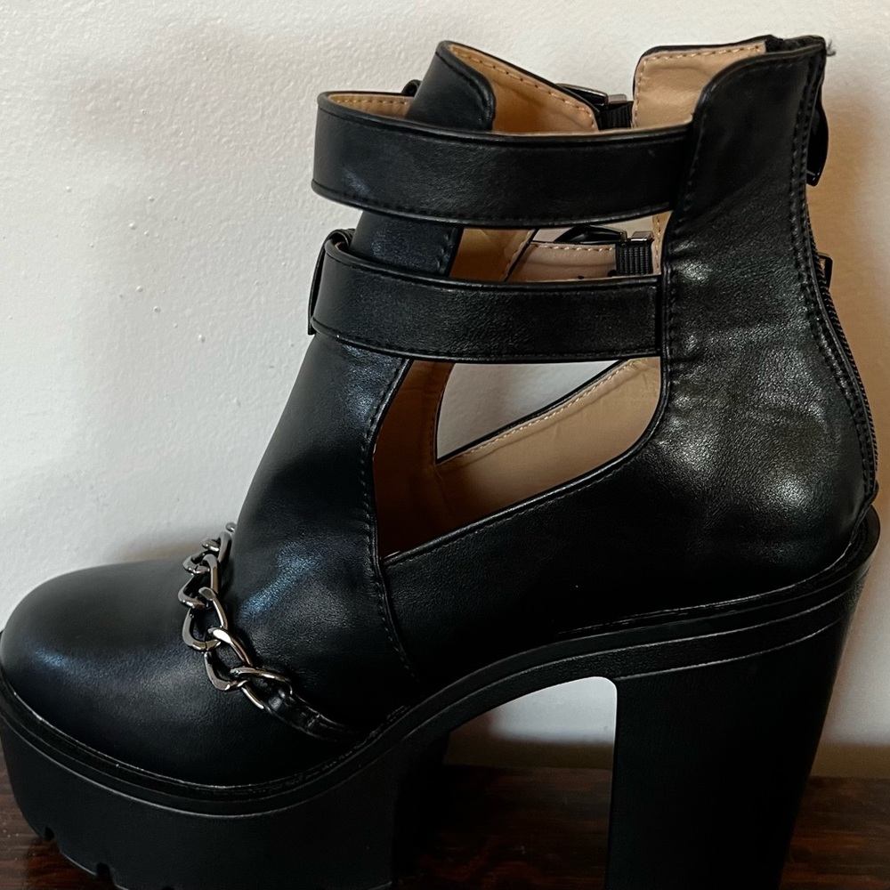 GDGYDH Black High Heel Platform Boots for Women with Chain & Chunky Heels